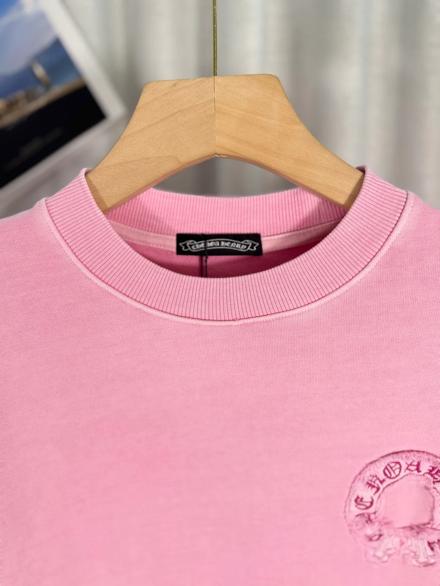 P260 top version, real shot without P, ​​different from market currency) 𝗖𝗵𝗿𝗼𝗺𝗲 𝗛𝗲𝗮𝗿𝘁𝘀/Cro Heart 2025 washed patch embroidery autumn and winter new original single counter American laser burnt 3D three-dimensional color embroidered couple casual sweatshirt 👑The highest version! Customized fabric 430g tripe terry fabric! American acid-washed and distressed original fabric laser burnt ✟appliqué embroidery and exquisite embroidery of letters! The best-selling model in the counter, very comfortable to wear. Accessories: original molded and authenticated collar label➕100% silk wash label. Genuine purchase-grade original hangtag➕matching hanging rope➕3D hanging beads➕original packaging bag. Craftsmanship: The original version has consistent wiring! The highest version of the armhole matching technique! Color: Pink Black Size: S M L XL Style No.: 9333